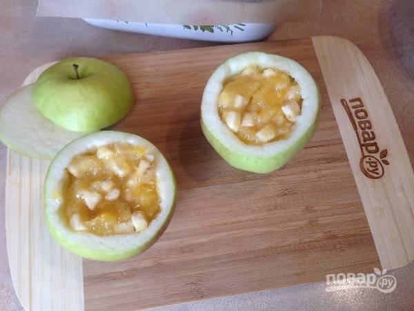 4. Наполняем яблочные корзинки сладкой начинкой.