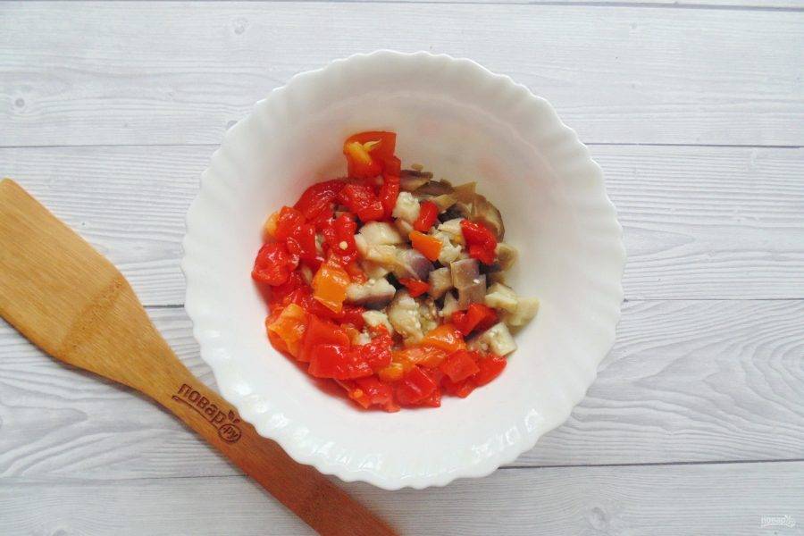 Нарежьте болгарский перец и баклажан,  выложите в салатник.