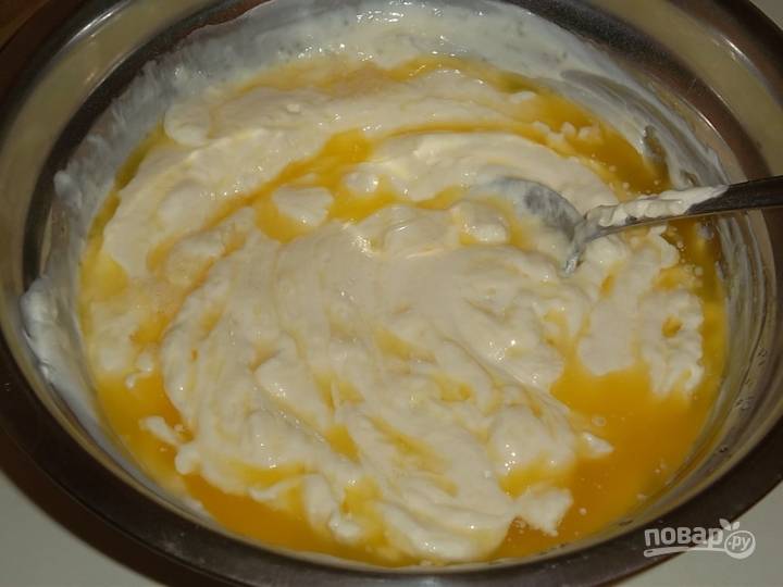 Добавьте в тесто масло с яйцами. Тщательно перемешайте.