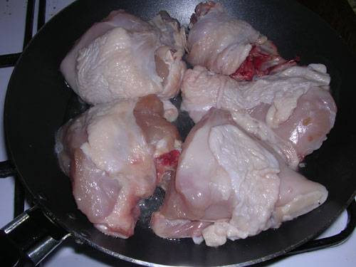 Курицу моем и нарезаем на части. На хорошо разогретой с растительным маслом сковороде обжариваем куски курицы.