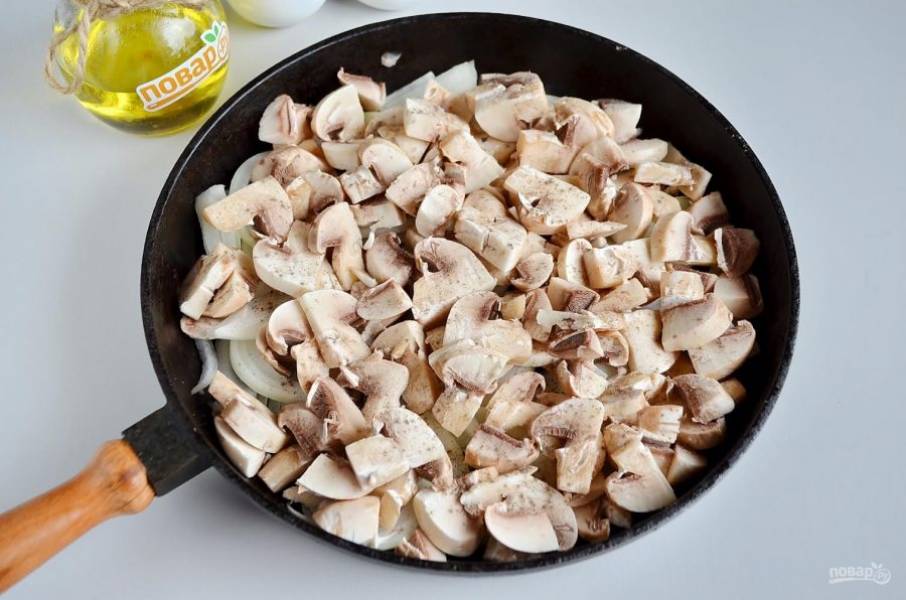 3. Пока варится картофель для теста, можно приготовить начинку. Вымойте грибы, очистите лук, порежьте все не крупно. На сливочном масле обжарьте до готовности. Посолите, поперчите.
