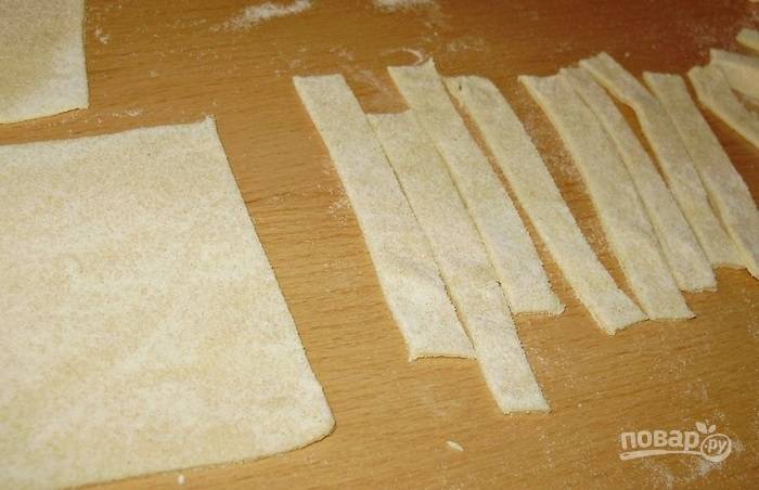 9.	Нарезаю приготовленное тесто небольшими полосками, немного подсушиваю.