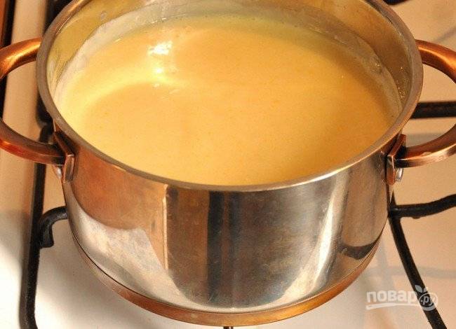 Потом добавьте желтковую массу в молоко. Доведите всё до загустения на медленно огне, постоянно помешивая.