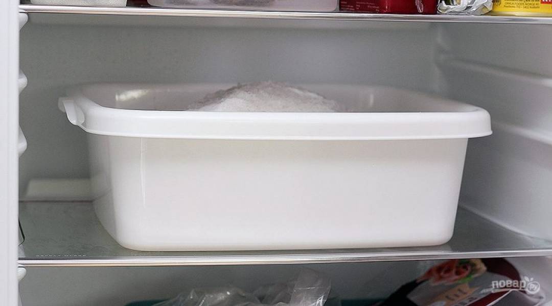 На дно глубокого контейнера всыпьте соль. Ногу полностью натрите солью и уложите на соляную подушку. Поставьте в холодильник на 6-7 дней. Один раз в день нужно мясо переворачивать.