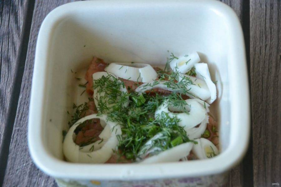 Выложите очищенные ломтики рыбы в контейнер, переложите луком, посыпьте укропом.
