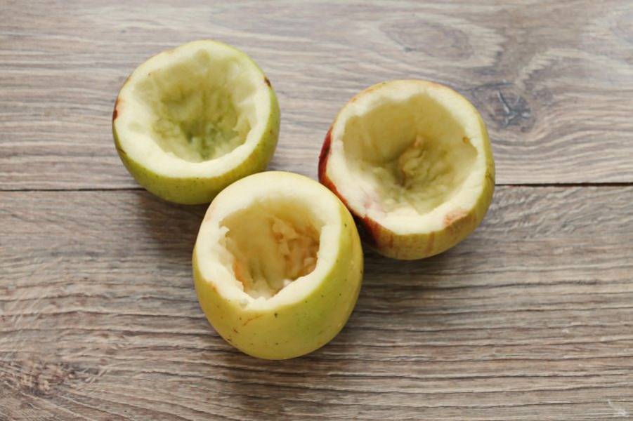 У яблок срежьте верхушки и удалите сердцевину, оставив стенки толщиной 1 сантиметр.