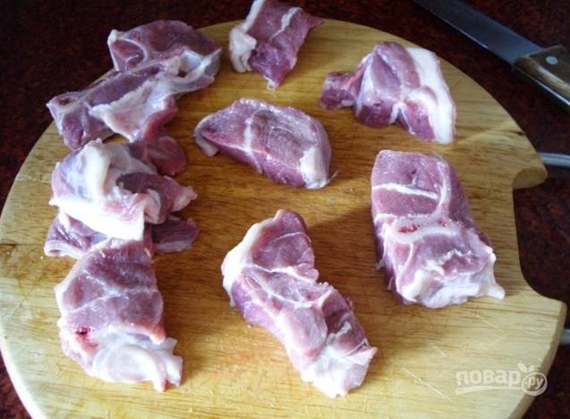 Мясо промойте и нарежьте на средние куски. Варите его в воде в течение 1,5 часов.