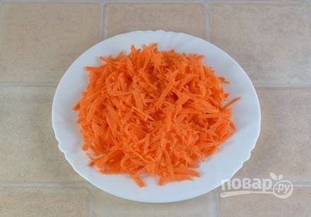 Морковь также почистите и натрите на крупной тёрке.