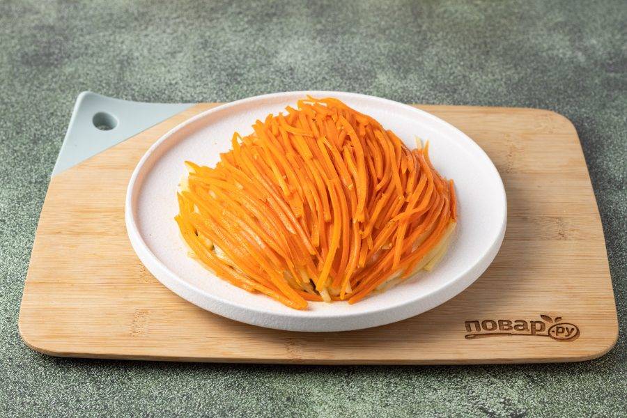 Затем слой из моркови. Он должен перекрывать остальные слои. Из отдельных полосок моркови сделайте языки пламени.