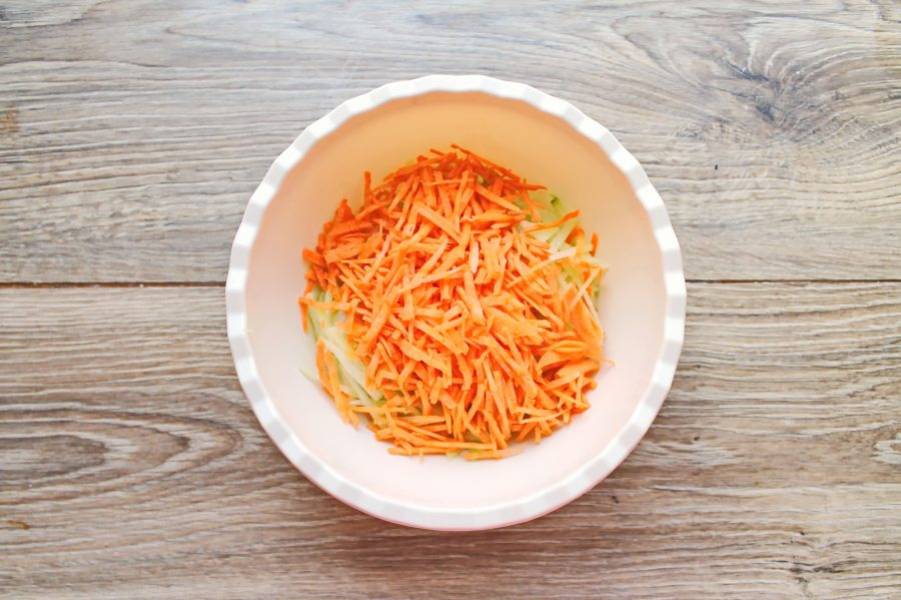 Морковь порежьте такой же соломкой, как и редьку, добавьте в салатник. 