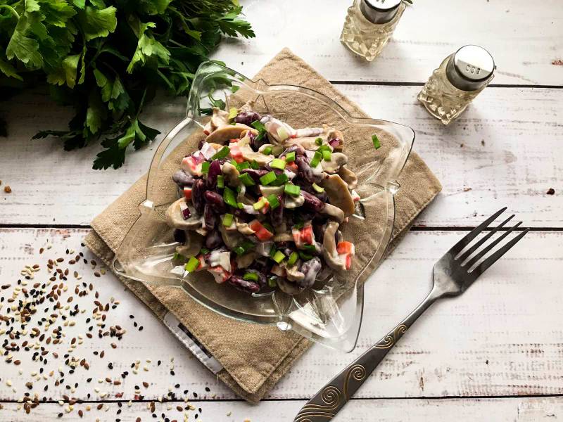 Вариант 1: Салат с шампиньонами и крабовыми палочками - классический рецепт с пошаговыми фото