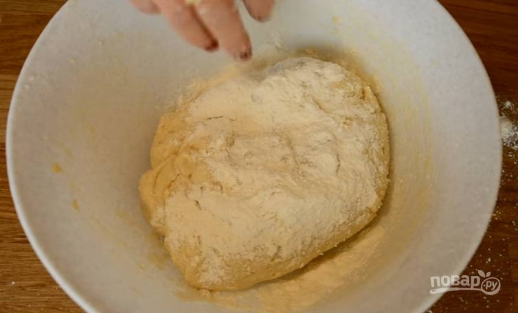 4.	Тесто получается немного липким, поэтому добавляете оставшуюся муку и вымешиваете тесто. Перекладываете его в миску и накрываете пленкой, оставляете в тепле на 40-60 минут. 
