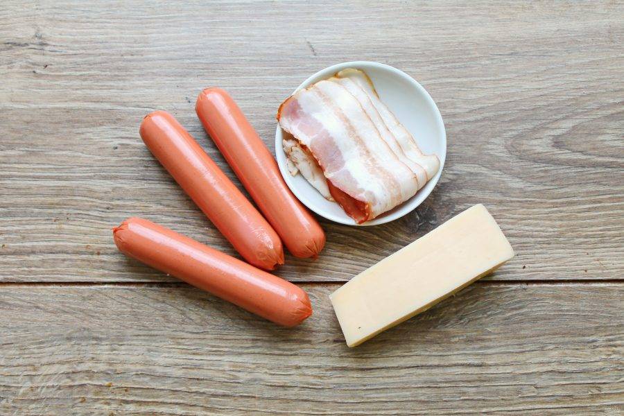 Подготовьте все необходимые ингредиенты для приготовления сосисок с сыром и беконом в духовке.