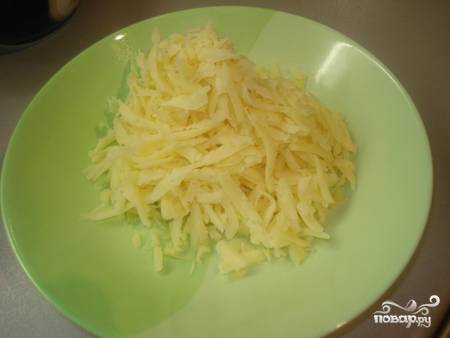 5. Сыр натрите на средней терке. 