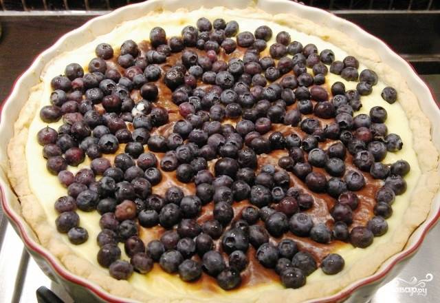 Горячий пирог достаем из духовки, сразу же посыпаем свежими ягодами голубики - и все, тарт с голубикой готов! :)