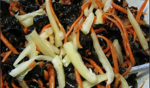 3. А теперь на терке измельчим морковь, перец просто режем соломкой. Смешаем все ингредиенты. 