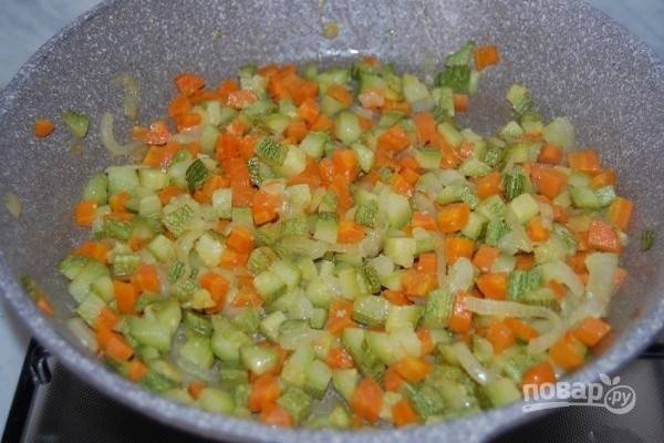 3.	Посолите, накройте сковороду крышкой и тушите овощи около 10 минут, периодически помешивая. Затем дайте остыть до комнатной температуры.