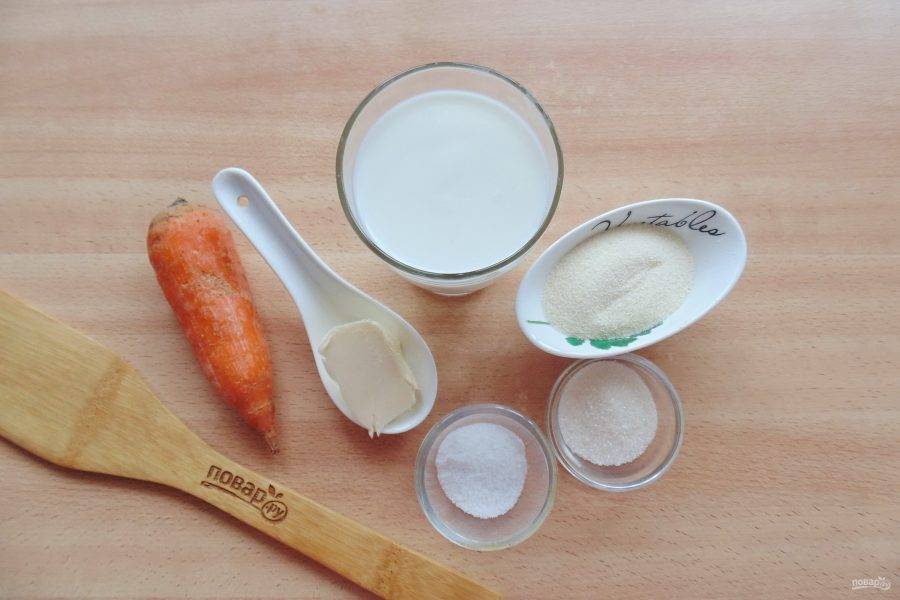 Подготовьте ингредиенты для приготовления манной каши с морковью.