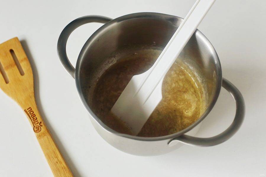 Соедините яйцо, мед, сахар, сливочное масло и специи. Поставьте емкость на водяную баню и постоянно помешивая, доведите смесь до кипения. В самом конце добавьте соду.