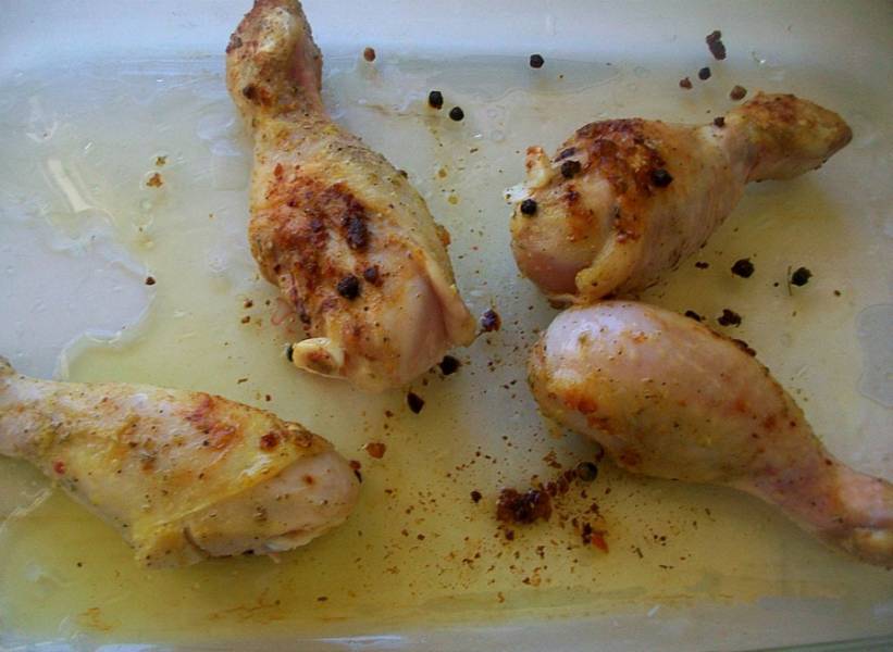 Теперь смазываем форму для выпекания маслом и перекладываем в нее курицу вместе со специями.