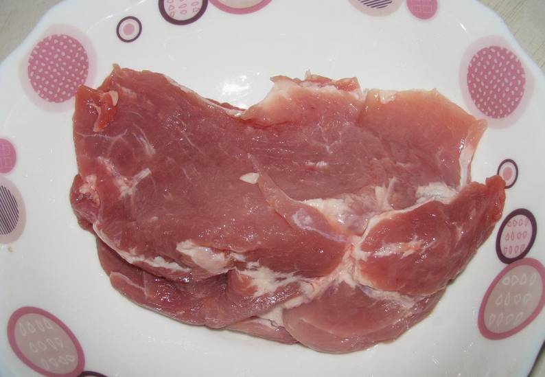 Мясо промойте и обрежьте излишки жира. Это может быть говядина или свинина.