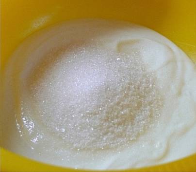 14. Желатин снова оставить в теплой воде для набухания. Отдельно соединить йогурт и сахар, тщательно перемешать. 
