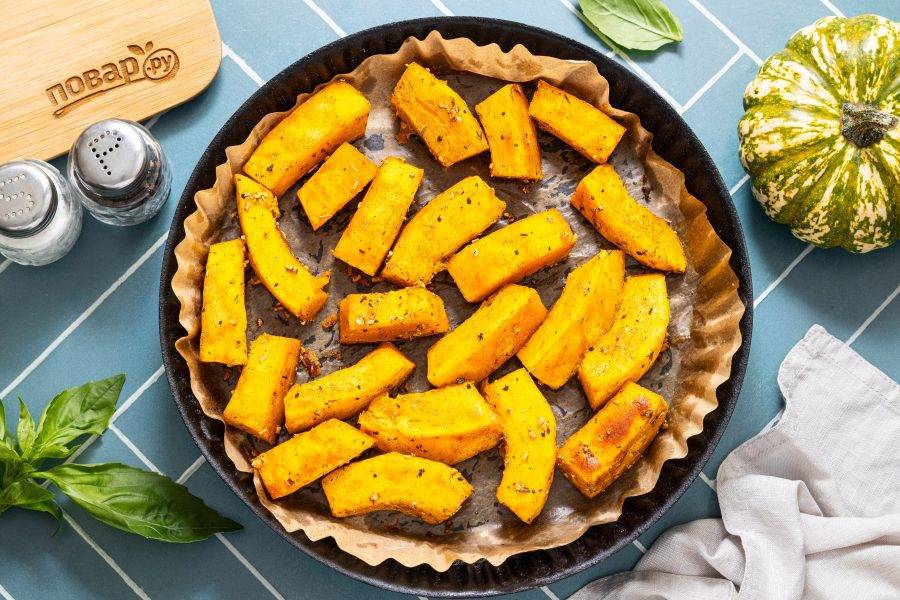 Во время приготовления можно один раз открыть духовку и перемешать ломтики, чтобы они запеклись равномерно со всех сторон.