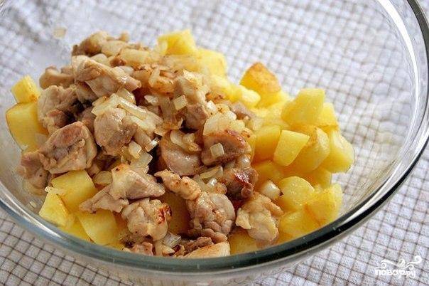 Пока овощи жарятся, в салатнице смешиваем картофель и курицу.