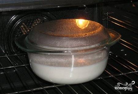 Переливаем молоко из кастрюли в керамическую посуду и ставим в нагретую до 100 градусов духовку. Крышкой можно закрыть, а можно и не закрывать. Томить молоко в духовке будем часа 3-4. Каждые 20-30 минут опускаем на дно пенки, которые будут образовываться на молоке.