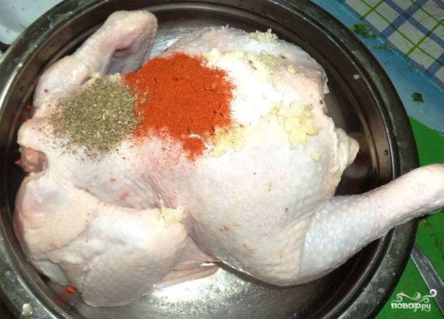 Затем курицу нужно немного обсушить. Пусть она полежит и обсохнет в холодильнике. После этого достаем её и растираем различными специями, пряностями и солью. Обязательно добавьте натертый чеснок. Без него курица не сможет пахнуть так, как бы этого хотелось.