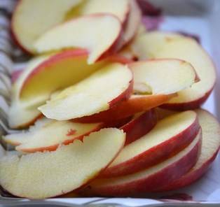 Яблоки режем тонко (от кожуры можете избавиться).
