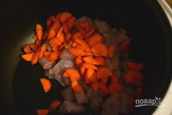 2. Очистите морковь, нарежьте её тонкими пластинками. Выложите морковь с индейкой в чашу мультиварки. 