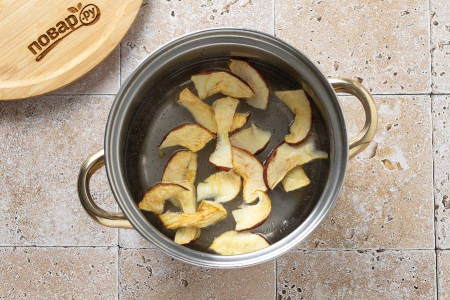 Добавьте сушёные яблоки. Варите на медленном огне 10 минут.