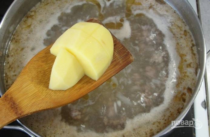 4. Когда вода закипит, уменьшим огонь и добавим картошку. Варим до готовности картофеля. 