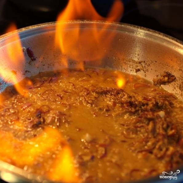 Когда бренди перестанет гореть, хорошенько перемешиваем соус и готовим его еще 1 минуту на среднем огне.