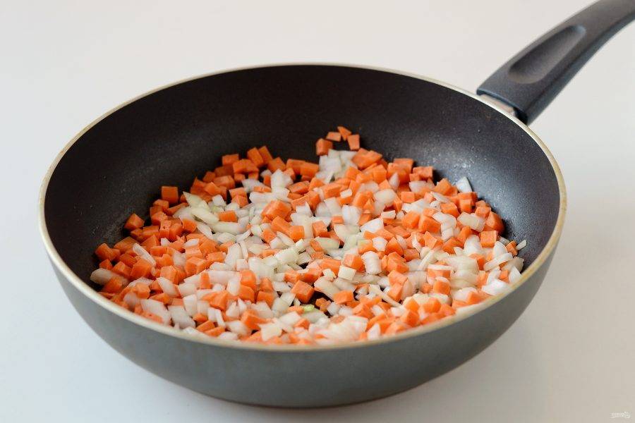 Морковь и лук нарежьте кубиками. Обжарьте с растительным маслом до золотистого цвета. 