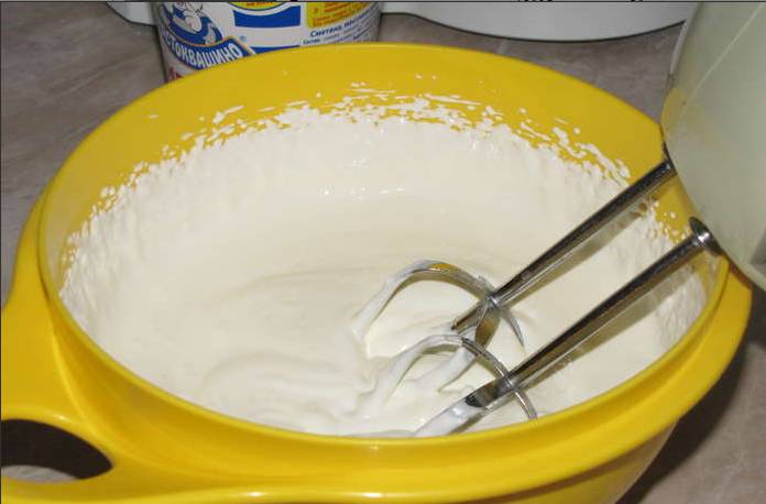 4. Сделаем заливку. Сметану взбиваем с сахарной пудрой. Заливаем сверху уже готовый и остывший пирог. Ждем полного остывания. 