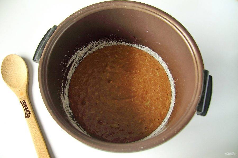Смешайте кабачки с тестом и выложите его в смазанную маслом чашу мультиварки. Дно и бока чаши предварительно присыпьте мукой или манкой. Готовьте на режиме "Выпечка" 1 час.