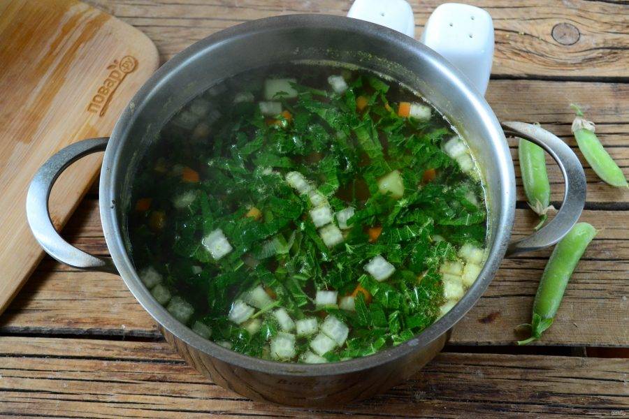Отправьте в суп крапиву, зеленый горошек, посолите и поперчите по вкусу. Также добавьте любимые специи, я, например, добавила прованские травы, немного розмарина и куркуму. Проварите еще несколько минут и снимите с огня. Дайте супу настояться в течение 10-15 минут.
