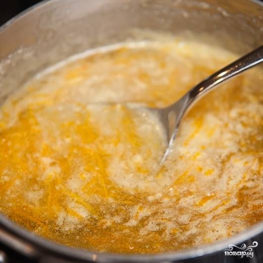 3. На медленном огне, помешивая, растопите сахар и слегка поварите смесь, пока апельсиновая цедра не станет мягкой. Следите за тем, чтобы сироп не карамелизировался.