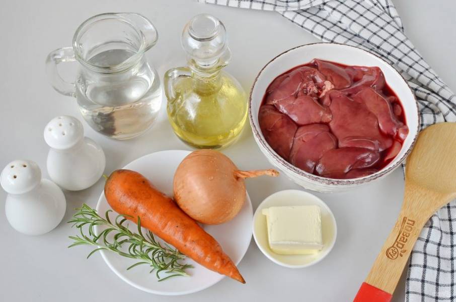 Подготовьте ингредиенты для паштета, вымойте печень, очистите лук и морковь. Приступим!