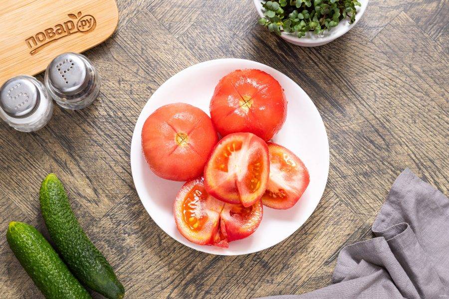 Очистите помидоры от кожицы, удалите плодоножки.