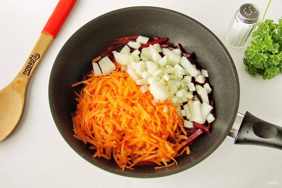 Обжарьте свеклу до мягкости и добавьте тертую морковь и нарезанный кубиками лук.