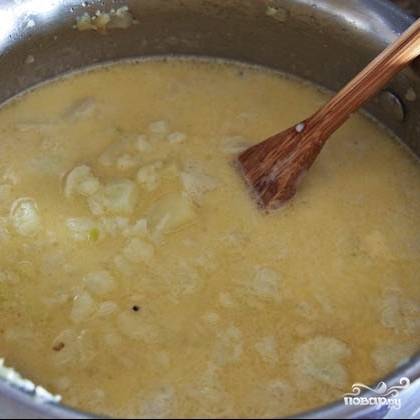 Когда вода закипит, добавляем в суп сливки. Накрываем крышкой и варим еще 10-15 минут.