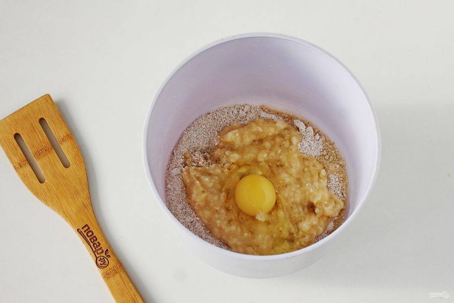 Пересыпьте измельченные хлопья в глубокую миску, добавьте яйцо и размятый вилкой банан.