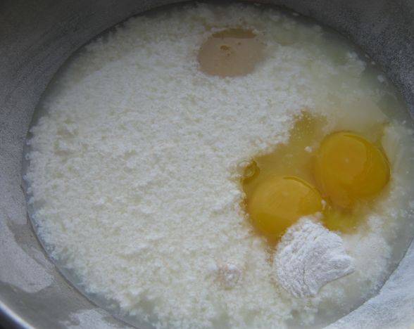 1. Смешаем сначала все жидкие ингредиенты. В кефире растворяем разрыхлитель и сахар, когда пойдет пузырьками, добавим яйца. Смешаем до однородности очень тщательно.