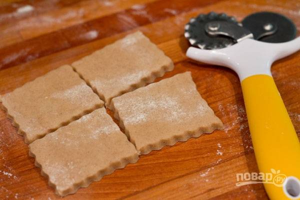 3.	Спустя 1 час достаньте тесто и раскатайте его толщиной около 0,5 сантиметра, затем фигурным ножом вырежьте формочки.