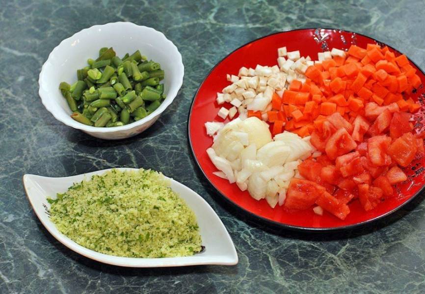 Нарежьте все овощи кубиками. Пармезан натрите на терке.