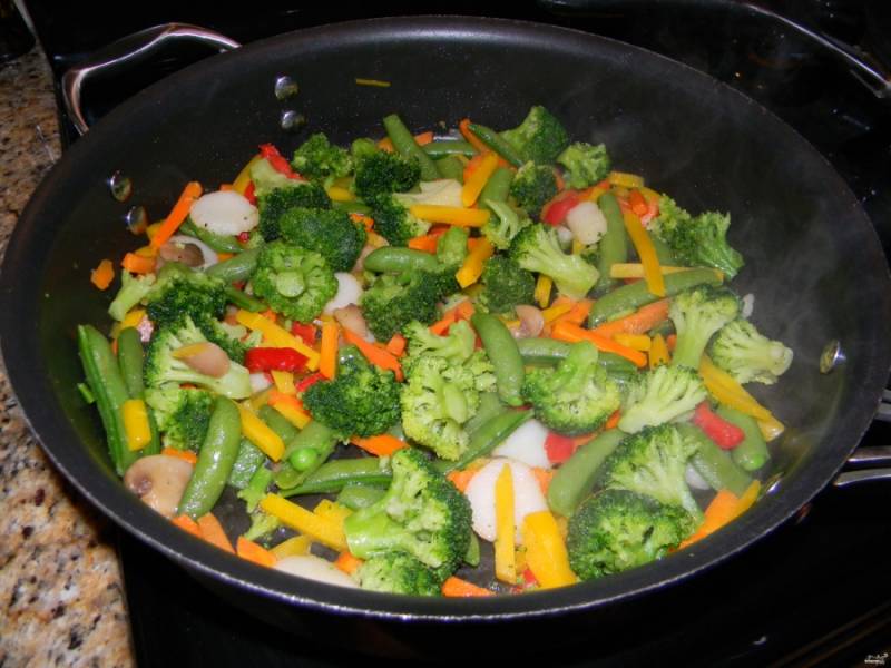 1. Я готовлю сразу с гарниром в виде овощей - так вкуснее. Итак, разогреем сковородку, бросаем, не размораживая, туда овощи. И тушим на маленьком огне под крышкой до готовности, добавив терияки и специи. 