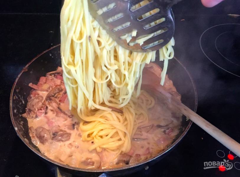 11.	Готовые спагетти выложите в дуршлаг, затем переложите в сковороду к грибам и сливочному соусу.